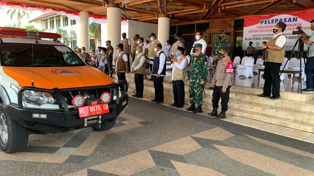 Kepala Badan Nasional Penanggulangan Bencana (BNPB) Letjen TNI Ganip Warsito melepas mobil masker untuk penguatan protokol kesehatan (prokes) di wilayah Provinsi Aceh. - Image