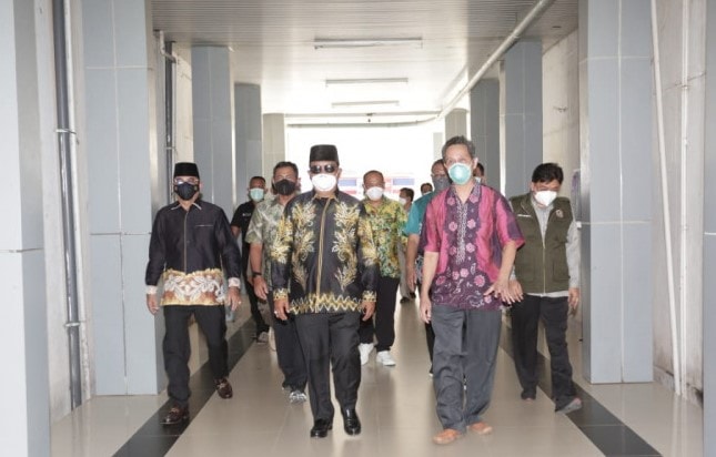 Gubernur Kalimantan Selatan Sahbirin Noor mengecek penanganan pasien Covid-19 di rumah sakit. Firman/Antara - Image
