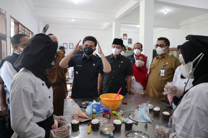 Wagub Jatim Emil Elestianto Dardak (tengah) meninjau PTM di SMKN 1 Kabupaten Lamongan. Tim Emil Dardak for JawaPos - Image