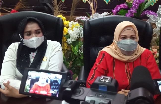 Wakil Ketua Badan Kehormatan DPRD Kabupaten Solok Dian Angraini (kanan). Laila Syafarud/Antara - Image