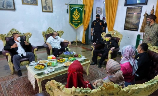 Ketua DPD RI AA LaNyalla Mahmud Mattalitti (dua dari kiri) saat meninjau lokasi Festival Kerajaan Adat Nusantara bersama Sultan KSL Paduka Yang Mulia HRI Lukman Soemadisoeria di Keraton Sumedang Larang Kompleks Museum Prabu Geusan Ulun, Kabupaten Sumedang - Image