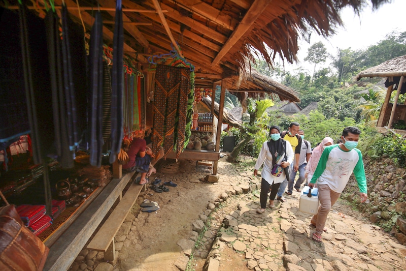 Tenaga vaksinator Puskesmas Ciboleger berbincang dengan warga Suku Baduy untuk mengajak vaksinasi COVID-19 di Desa Ciboleger, Lebak, Banten, Jumat (20/8/2021). Meskipun masih banyak warga Suku Baduy yang tidak ingin mengikuti vaksinasi COVID-19, namun pih - Image