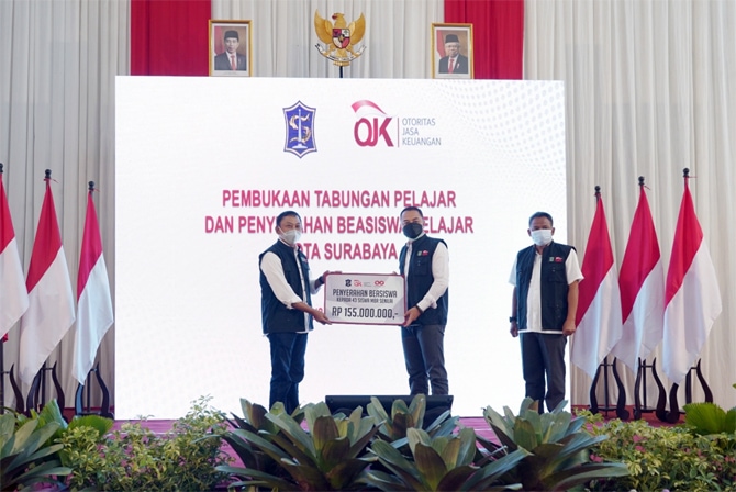 Kepala OJK Regional 4 Jawa Timur, Bambang Mukti Riyadi (kiri), mewakili OJK menyerahkan beasiswa dengan total sebesar Rp605 juta secara simbolik kepada Eri Cahyadi, Walikota Surabaya (kanan) - Image