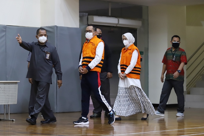 Bupati Probolinggo Puput Tantriana Sari dan suaminya, Hasan Aminudin saat dihadirkan pada jumpa pers di Gedung KPK, Jakarta, Selasa (31/8/2021). KPK menetapkan Bupati Probolinggo, Puput Tantriana Sari bersama suaminya, Hasan Aminuddin sebagai tersangka ka - Image