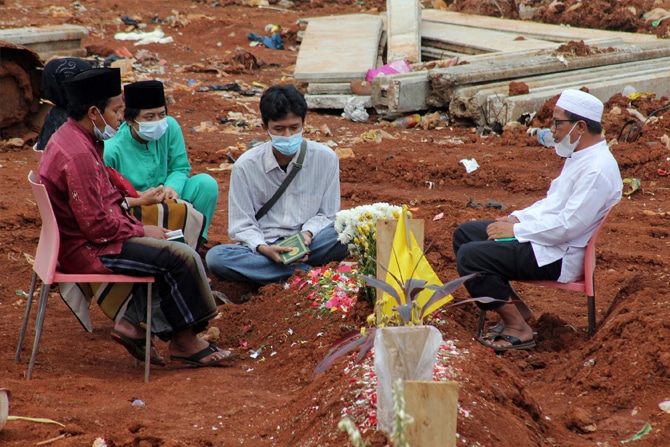Suasana area pemakaman khusus jenazah Covid-19 TPU Jombang, Tangerang Selatan, Banten, Sabtu (28/8/2021). Pemerintah mengklaim terjadi penurunan kasus infeksi Covid-19 imbas pemberlakuan Pembatasan Kegiatan Masyarakat (PPKM) di wilayah Jawa dan Bali. Kend - Image