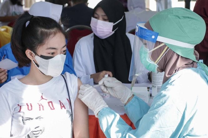 Pelaksanaan vaksinasi masal di Lapangan Thor Surabaya pada Kamis dan Jumat (29-30/7). Alfian Rizal/JawaPos - Image