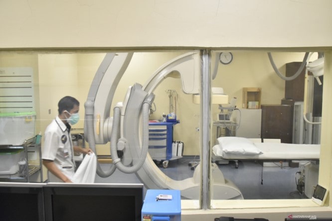 Seorang tenaga kesehatan sedang merawat radiografi keteterisasi jantung di rumah sakit Palembang. Antara/M. Riezko Bima Elko P./Antara - Image