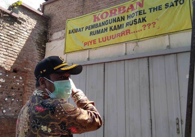 Ketua PN Kudus Singgih Wahono saat melakukan pemeriksaan setempat terhadap tiga rumah warga yang rusak akibat dampak pembangunan hotel di Jalan Pemuda Kudus, Jawa Tengah, Jumat (27/8). Akhmad Nazaruddin Lathif/Antara - Image