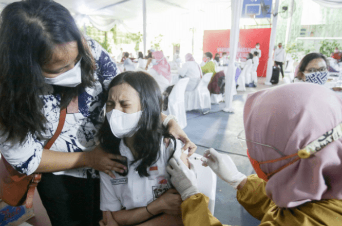 Siswi SMP asal Surabaya mendapatkan vaksinasi Covid-19. Alfian Rizal/JawaPos - Image
