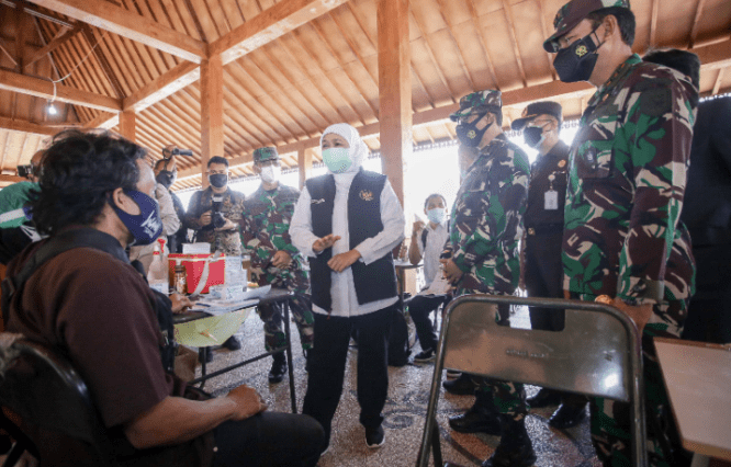 Gubernur Jawa Timur Khofifah Indar Parawansa ketika meninjau vaksinasi masal di Lapangan Kodam V Brawijaya. Alfian Rizal/JawaPos - Image