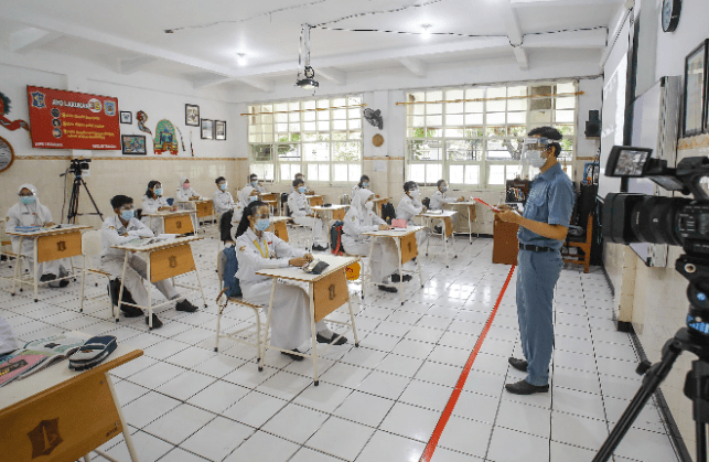 Pelaksanaan PTM di SMPN 1 Surabaya. Dipta Wahyu/JawaPos - Image