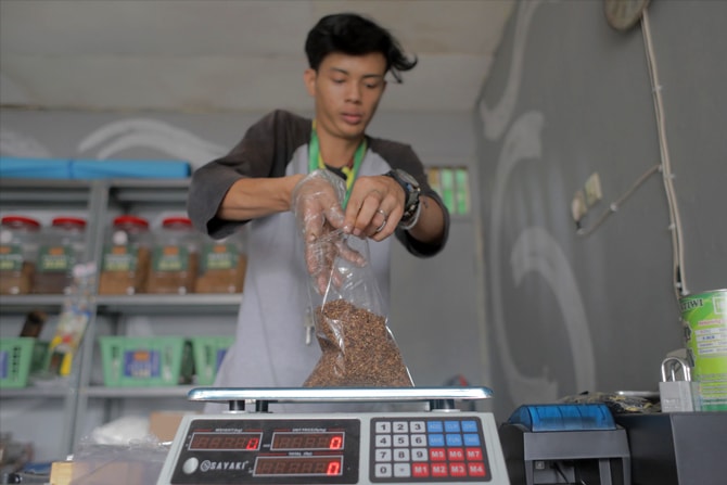Penjual tembakau lintingan di kawasan Parung Panjang, Kabupaten Bogor, Jawa Barat, Minggu (22/8/2021). Menteri Keuangan Sri Mulyani Indrawati mengatakan tarif cukai hasil tembakau (CHT) atau cukai rokok tahun depan direncanakan bakal naik. penerimaan cu - Image