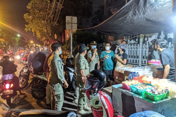 Tim Yustisi Denpasar gencar patroli PPKM. Humas Pemkot Denpasar/Antara - Image