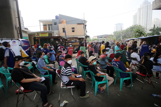 Antrean warga saat mengikuti vaksinasi COVID-19 di bawah Jalan layang Kebayoran Lama, Jakarta, Senin (2/8/2021). Menurut Data Satuan Tugas Penanganan COVID-19 laju vaksinasi COVID-19 harian di Indonesia hingga akhir juli 2021 telah menyentuh angka rata-ra - Image