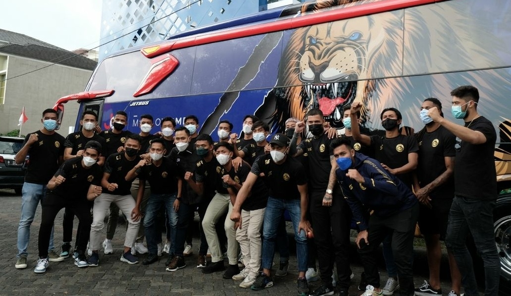 Pemain Arema FC di depan bus baru dan mes baru. - Image