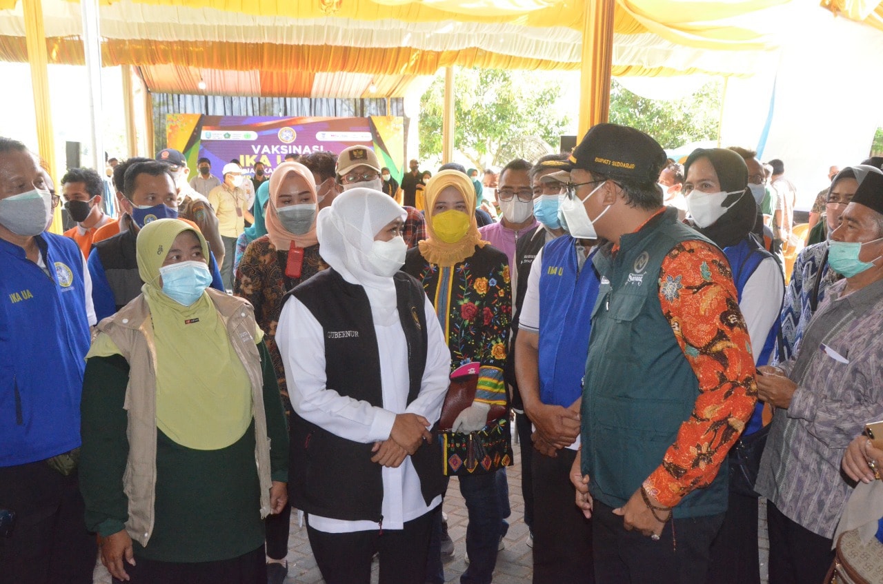 Gubernur Jawa Timur Khofifah Indar Parawansa meninjau kegiatan vaksinasi di SMK Islam Krembung, jelang PTM terbatas, Sabtu (28/8). PTM terbatas rencananya dimulai Senin (30/8). (istimewa) - Image