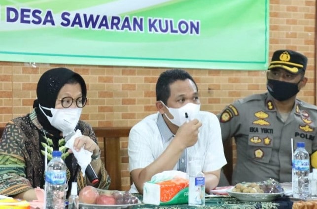 Mensos Tri Rismaharini (kiri) didampingi Bupati Lumajang Thoriqul Haq saat berdialog dengan warga di Desa Sawaran Kulon, Kecamatan Kedungjajang, Kabupaten Lumajang, Sabtu (28/8). Diskominfo Lumajang/Antara - Image