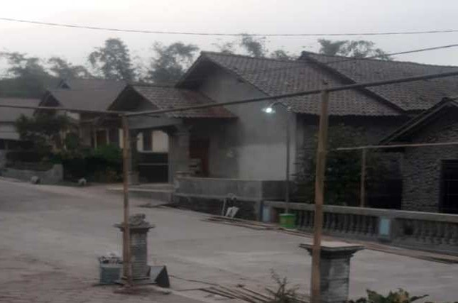 Hujan abu tipis dampak erupsi Gunung Merapi. Antara - Image