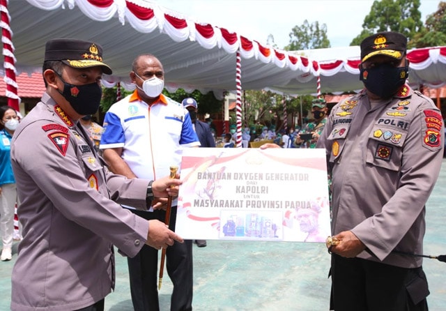 Kapolri Jenderal Listyo Sigit Prabowo menyerahkan bantuan Oksigen Generator. (Istimewa) - Image