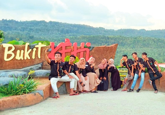 NUANSA ALAM: Wisata Bukit Kehi menawarkan view kawasan perbukitan yang tidak berpenghuni. Karena itu, tak salah jika nuansa alami begitu terasa di sana. (Jawa Pos Radar Madura) - Image