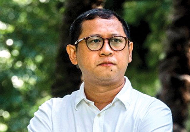 PETIK HASIL: Edwin membawa pulang Golden Leopard dari Locarno International Film Festival 2021. (PALARI FILMS FOR JAWA POS) - Image