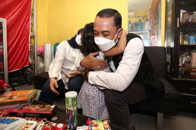 Wali Kota Surabaya Eri Cahyadi memeluk salah seorang anak perempuan yang ditinggal orang tuanya karena Covid-19 di Kota Surabaya, Sabtu (21/8). Humas Pemkot Surabaya/Antara - Image