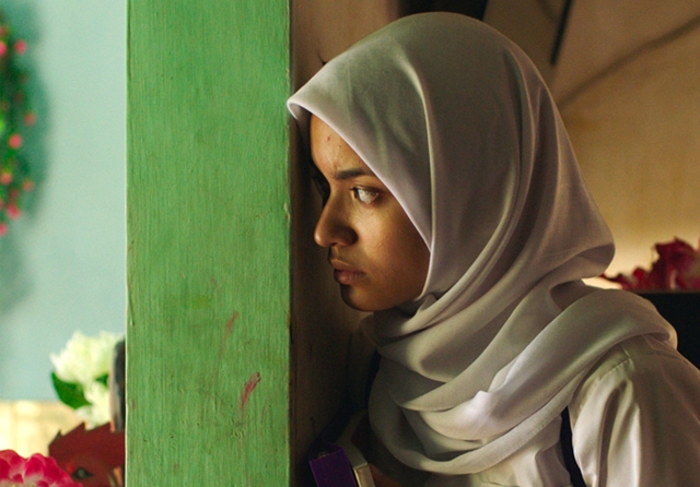 KISAH HIDUP REMAJA: Yuni (Arawinda Kirana) adalah remaja yang punya keinginan besar, namun seorang lelaki datang untuk melamarnya. (FOURVOLOURS FILMS FOR JAWA POS) - Image