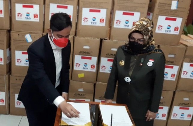 Wali Kota Surakarta Gibran Rakabuming Raka menyerahkan bantuan oksigen konsentrator kepada Bupati Sukoharjo Etik Suryani di Kompleks Kantor Bupati Sukoharjo, Senin (16/8). Aris Wasita/Antara - Image