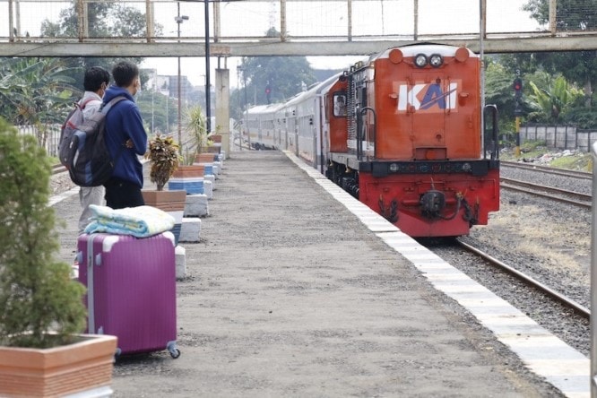Ilustrasi kereta api menunggu di stasiun. Antara - Image