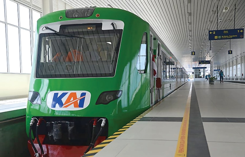 MULAI BEROPERASI: Kereta api bandara YIA di stasiun bandara kemarin (27/8). Waktu tempuh ke Stasiun Tuggu hanya 40 menit. (BKIP KEMENHUB FOR JAWA POS) - Image