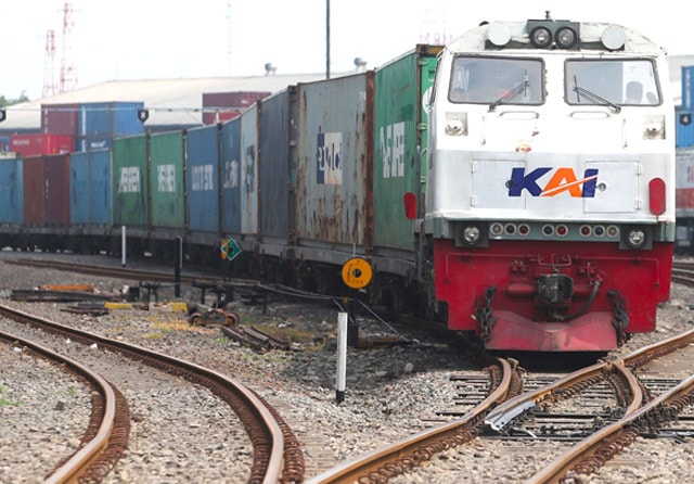 RANGKAIAN: Kereta api barang bersiap berangkat dari Stasiun Kalimas. Pengoperasian angkutan logistik kereta api memberikan nilai lebih untuk industri logistik dan kepelabuhanan nasional sehingga lebih berdaya saing. (Ahmad Khusaini/Jawa Pos) - Image