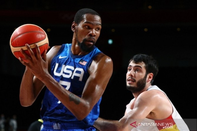 Pebasket Amerika Serikat Kevin Durant (kiri) berusaha mengendalikan bola di bawah kawalan pemain Spanyol Alex Abrines dalam pertandingan perempat final bola basket putra Olimpiade Tokyo 2020 di Saitama Super Arena, Saitama, Jepang, Selasa (3/8/2021). (ANT - Image