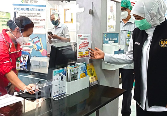 SESUAI PERINTAH JOKOWI: Gubernur Jatim Khofifah Indar Parawansa meninjau Balai Besar Laboratorium Kesehatan (BBLK) Surabaya, Rabu (18/8). Tarif swab PCR di BBLK Surabaya sudah turun menjadi Rp 480 ribu. (Thoriq Solikhul Karim/Jawa Pos) - Image