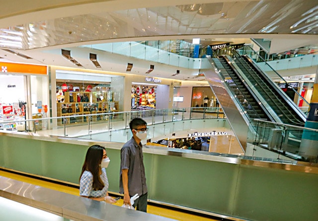 MULAI BEROPERASI: Suasana sejumlah gerai dan butik di Grand City Mall Surabaya yang sudah beroperasi saat perpanjangan PPKM. Pengelola menerapkan prokes ketat untuk mencegah penularan Covid-19. (Dipta Wahyu/Jawa Pos) - Image