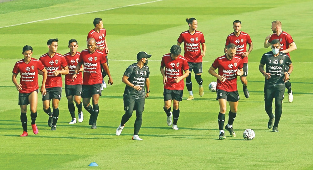 KOMPETISI DIMULAI: Skuad Bali United menjalani latihan di Stadion Utama Gelora Bung Karno, Jakarta, kemarin. Di tempat yang sama, Persik Kediri berlatih jelang laga pembuka hari ini. (HARITSAH ALMUDATSIR/JAWA POS) - Image