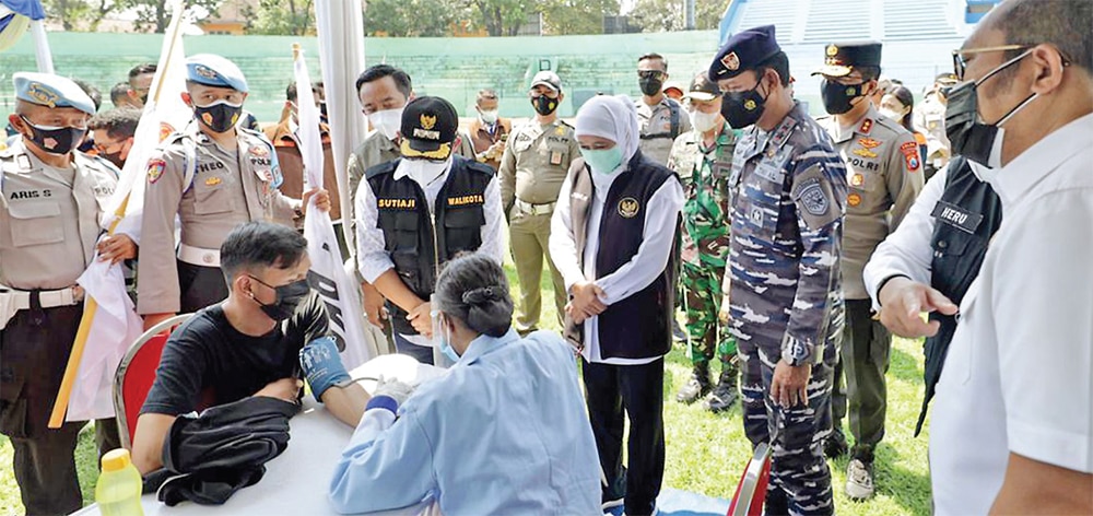 HASIL KOLABORASI: Gubernur Khofifah Indar Parawansa meninjau vaksinasi di Stadion Gajayana, Malang, bersama Pangkoarmada II Laksa TNI Iwan Isnurwanto, Kapolda Irjen Pol Nico Afinta, Wali Kota Malang Sutiaji, dan Wakil Ketua DPRD Jatim Sahat Tua Simanjunta - Image