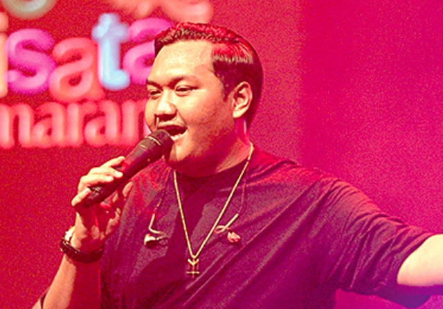 MELEJIT: Musisi Helarius Dari Indrajaya dengan cerdik mengaransemen ulang Mendung tanpo Udan hingga diterima berbagai lapisan masyarakat. (Ndarboy Genk for Jawa Pos) - Image