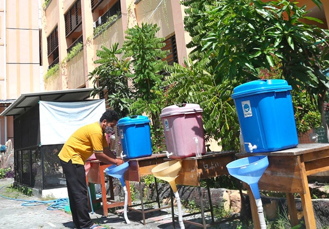 JAGA LINGKUNGAN: Sekolah Dasar Negeri (SDN) 508 Tambak Wedi bersiap memenuhi kelengkapan protokol kesehatan sebagai persiapan asesmen nasional berbasis komputer. (Ahmad Khusaini/Jawa Pos) - Image