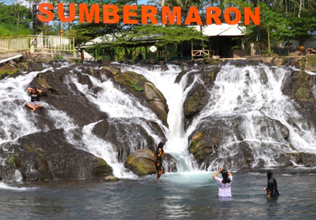 UNIK: Air terjun yang mengalir dari tebing mini setinggi 5 meter bernama Grojokan Sewu menjadi salah satu wahana andalan di taman wisata Sumber Maron. (Darmono/Jawa Pos Radar Malang) - Image