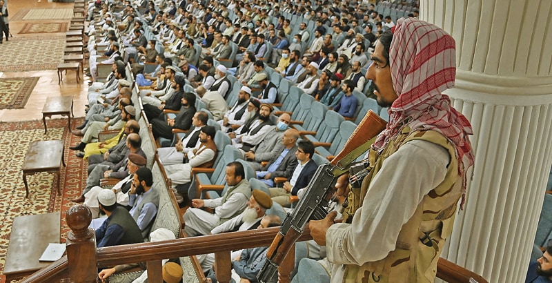 KETAT: Penjagaan saat Pelaksana Tugas Menteri Pendidikan Tinggi Abdul Baqi Haqqani berpidato di Loya, Jirga Hall, Kabul, kemarin. (AAMIR QURESHI/AFP) - Image