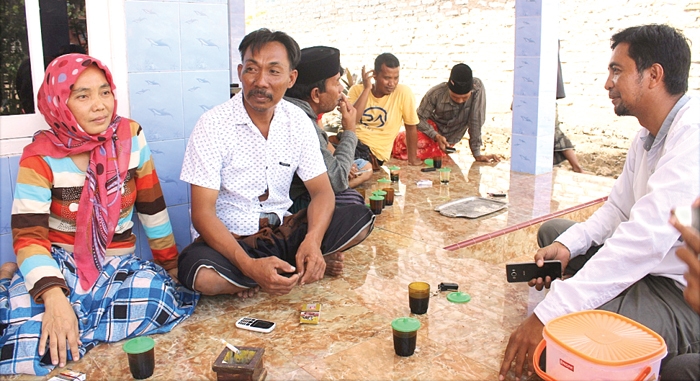 SELAMAT: Sayuri didampingi sang istri, Hermawati, di rumahnya di Desa Sotabar, Kecamatan Pasean, Pamekasan, kemarin. (A YUSRON FARI SANDY/JAWA POS RADAR MADURA - Image
