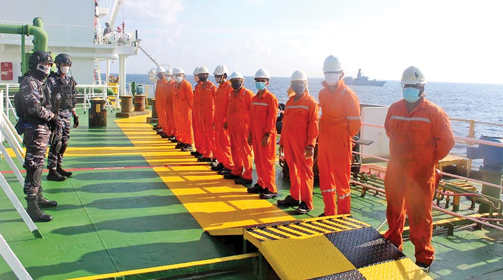 INTEROGASI: Awak KRI Jon Lie-358 memeriksa anak buah kapal MT Strovolos. Pemeriksaan dilakukan dengan tetap menerapkan protokol kesehatan. (KOARMADA I FOR JAWA POS) - Image