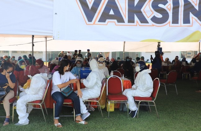 Sejumlah warga mengikuti vaksinasi masal dosis kedua khusus AstraZeneca (AZ) di Lapangan Thor, Kota Surabaya, Jatim, Sabtu (31/7). Humas Pemkot Surabaya/Antara - Image