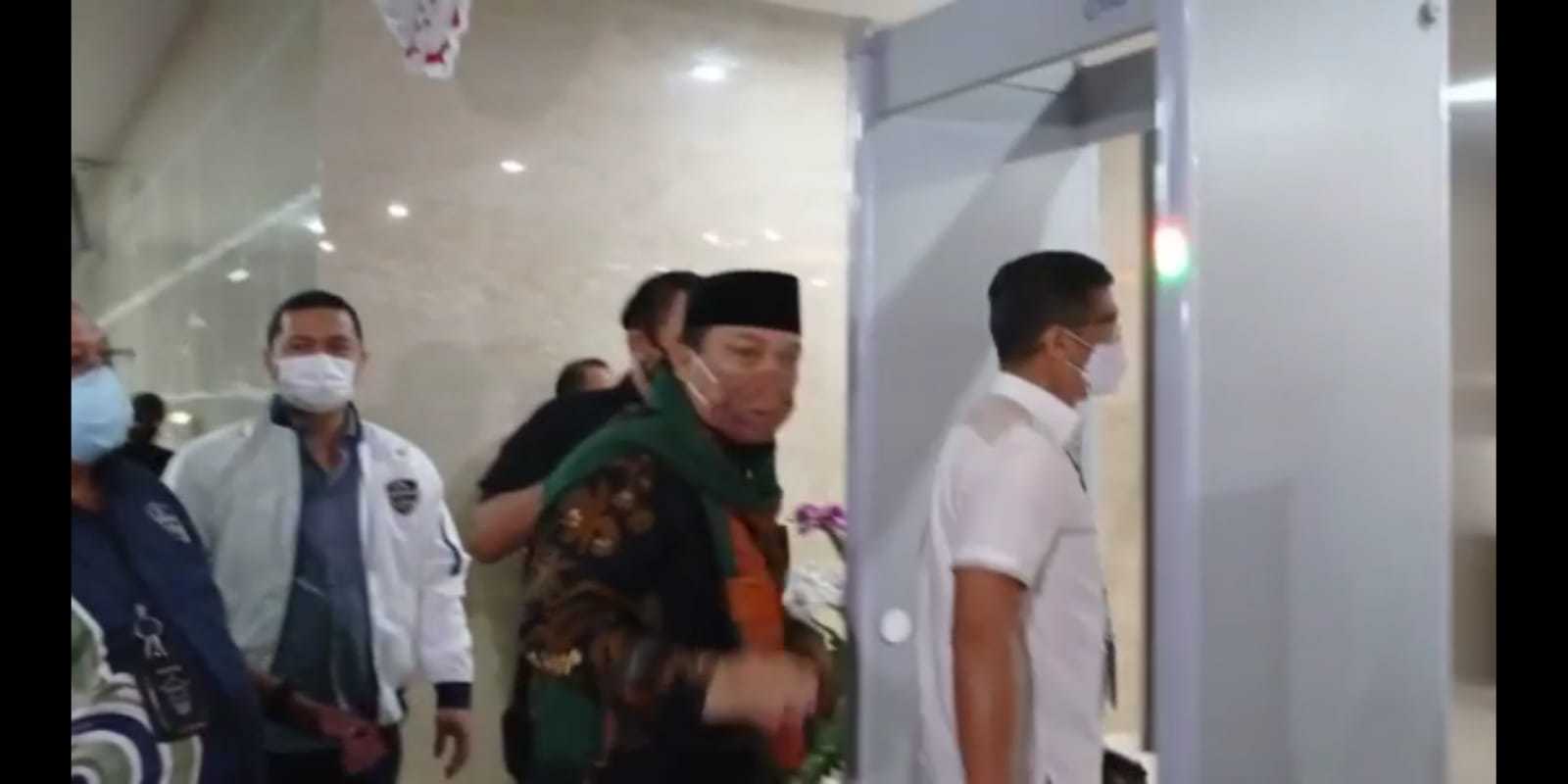 Yahya Waloni (tengah) ketika sampai di kantor Bareskrim Polri pada Kamis malam (26/8). Foto: Sabik Aji Taufan/JawaPos.com - Image