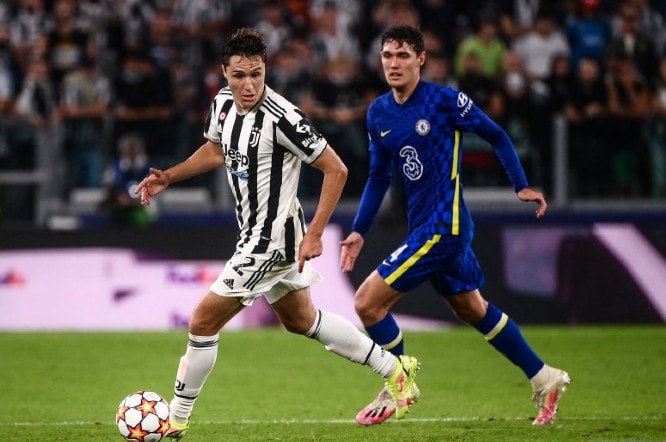 Aksi penyerang Juventus Federico Chiesa (kiri) untuk melewati kawalan bek Chelsea Andreas Christensen dalam pertandingan Grup H Liga Champions pada 30 September. Marco Bertorello/AFP/Antara - Image