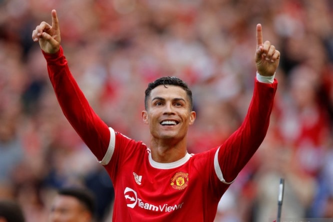 Selebrasi Cristiano Ronaldo setelah mencetak gol keduanya untuk Manchester United dalam pertandingan Liga Premier Inggris lawan Newcastle di Old Trafford, Manchester, Inggris pada 11 September. Phil Noble/Reuters/Antara - Image