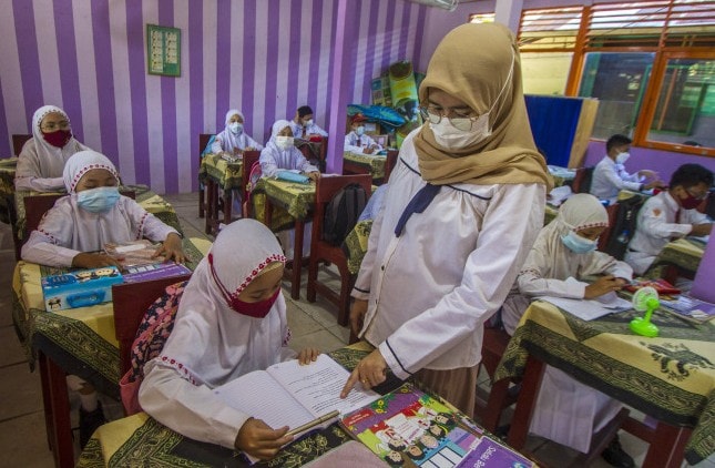 Suasana pembelajaran tatap muka di SD Negeri Karang Mekar 5, kota Banjarmasin, Kalimantan Selatan. Bayu Pratama S./Antara - Image
