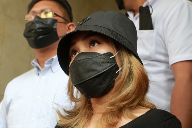 Ayu Ting Ting merespons hebohnya pernyataan soal syarat calon suami harus membiayai keluarga besarnya jika memintanya berhenti berkarir di dunia hiburan. - Image