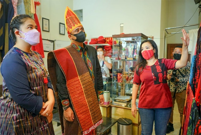 Wali Kota Medan Boby Nasution dan istri Kahiyang Ayu saat berbelanja pakaian adat di Toko Rumah Uis di Jalan Jamin Ginting Medan Jumat (10/9). (Istimewa) - Image