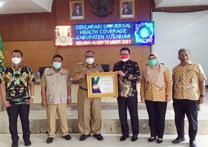 PIAGAM PENGHARGAAN: Direktur Perencanaan Pengembangan dan Manajemen Resiko BPJS Kesehatan Mahlil Ruby menyerahkan Piagam Penghargaan kepada Pemkab Sukabumi untuk pencapaian UHC Kabupaten Sukabumi dalam kepesertaan Program JKN-KIS, di Pendopo Kabupaten Suk - Image
